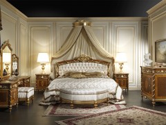 Camera classica in noce Luigi XVI Noce e Intarsi con letto intagliato, comodini, comò e toilette intagliati