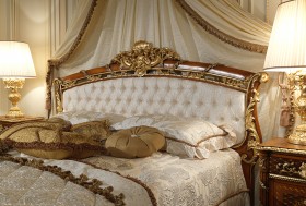 Classic bed in carved walnut with capitonné headboard and gold leaf and walnut finish, of the classic night collection Louis XVI Noce e Intarsi