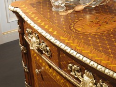 Comò in legno di noce riccamente intarsiato con particolari intagliati e dorati. Camera da letto Luigi XVI Noce e Intarsi.