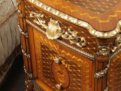 Comodino classico in noce con ricchi intarsi e intagli foglia oro eseguiti a mano, parte dell’arredo per camera da letto classica Luigi XVI Noce e Intarsi
