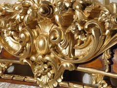 Particolare dell’intaglio del letto classico di lusso in noce della collezione per la zona notte Luigi XVI Noce e Intarsi