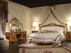 Collezione classica di lusso in noce per la zona notte, con letto intagliato, comodini e toilette con specchiera intarsiati