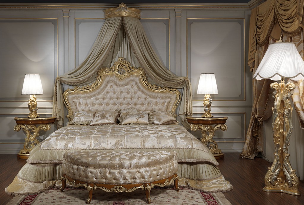 Camera da letto classica di lusso in stile barocco: comodini classici intagliati in stile barocco abbinati a letto classico di lusso in stile Luigi XV
