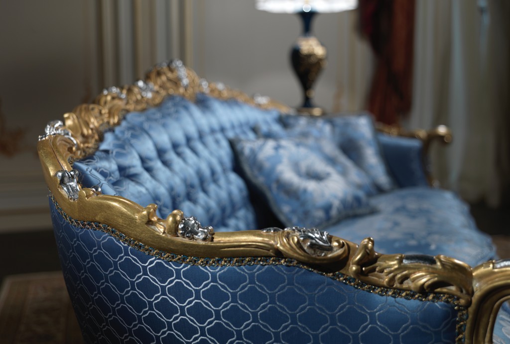 Salotto Settecento, particolare del grande divano ispirato agli arredi delle regge del 700