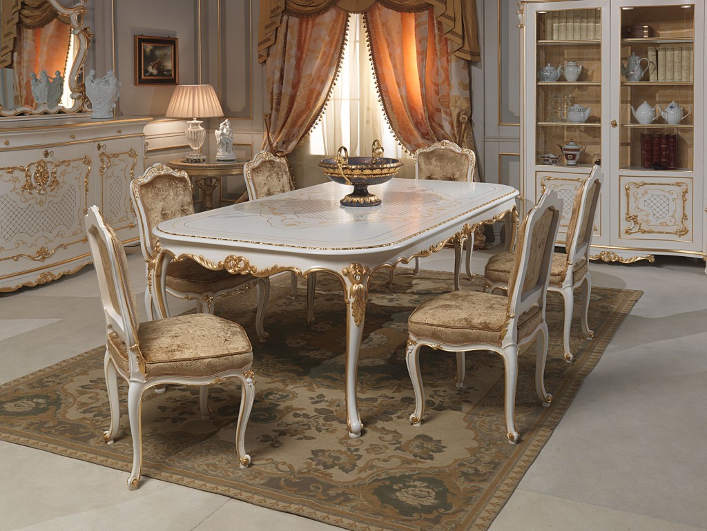 Arredamento sala classica Venezia: il grande tavolo