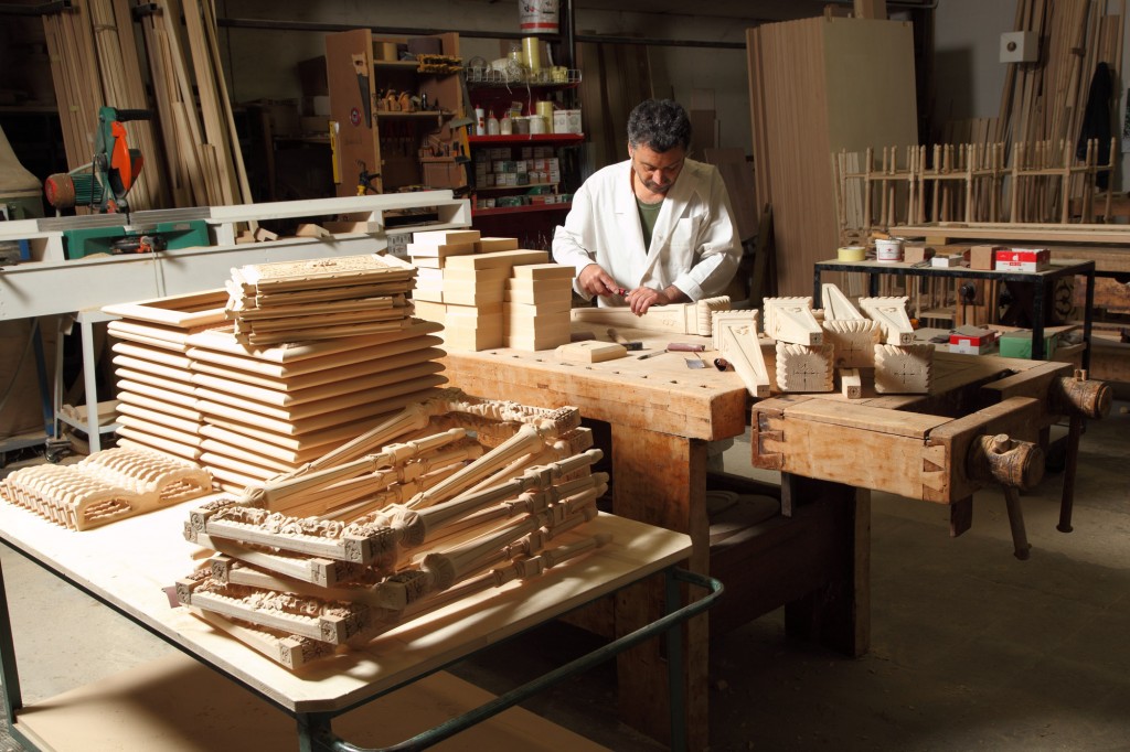 Mobili artigianali classici: lavorazione del legno