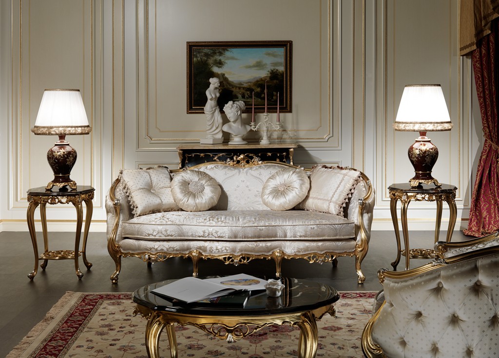 The classic tailor-made sofas: white and gold