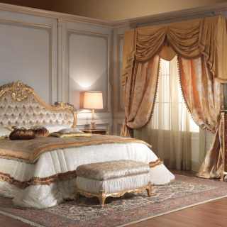 Classic bedroom 700 italiano: carved bed, cherywood chest of drawers and night table, gold mirror and upholtered bench