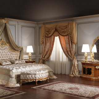 Chambre à coucher classique de luxe en style baroque romain. Table de nuit, toilette, lit, divan, banc, miroir et lampe classique de luxe.