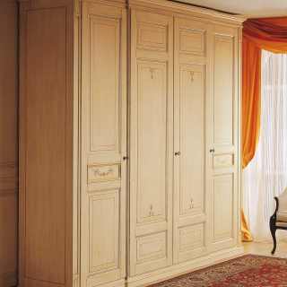 Canova classic collection: four doors wardrobe, anticated lacquered finish, carvings and golden details. Made in Italy