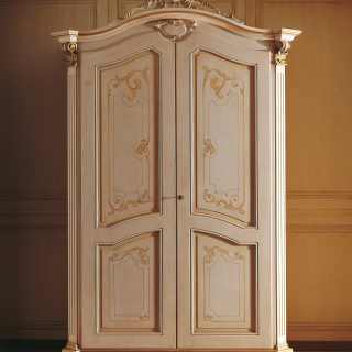 Classic wardrobe Settecento collection with carved pillars, top with cymatium, golden capitals