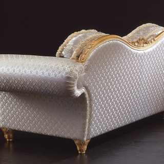 Classic sofa Excelsior with a particular wave shape. Carved and golden details and cymatium