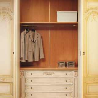 Classic wardrobe Canova: carved internal equipment. Made in Italy