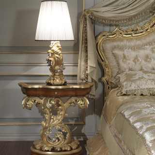 Table de nuit baroque sculpté de style baroque romain du XVIIe . lampe baroque