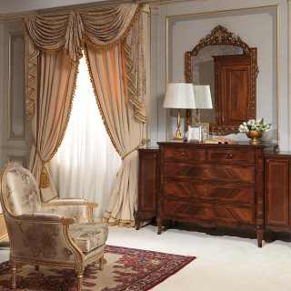 Classic luxury bedroom 800 francese: walnut chest of drawers, golden wall mirror and sofa