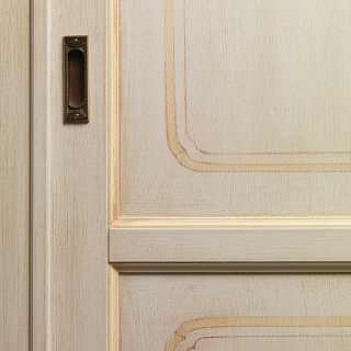 Classic wardrobe Provenza: detail of a sliding door