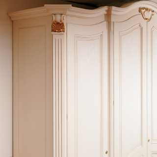 Classic wardrobe Settecento with carved pillars and golden capitals. Handmade in Italy