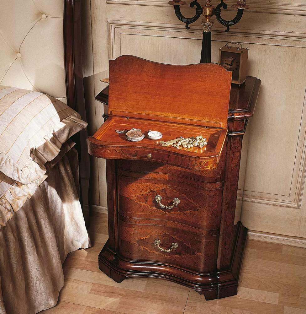 Collection de meubles classiques XVIIIe siècle Lombardo, table de nuit en bois de noyer