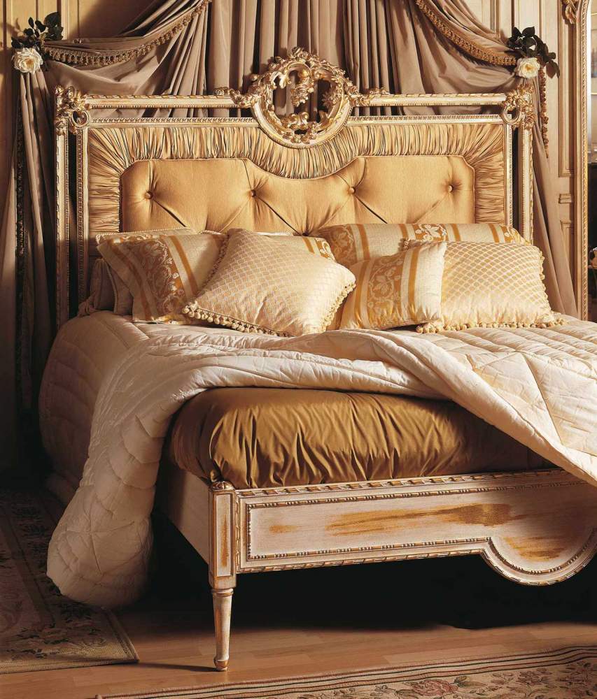 Classic Louvre bedroom, capitonnè bed with floral carvings