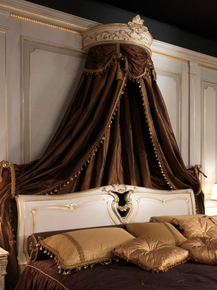 Classic Louis XVI bedroom, bed in carved bed with crown wall baldaquin 