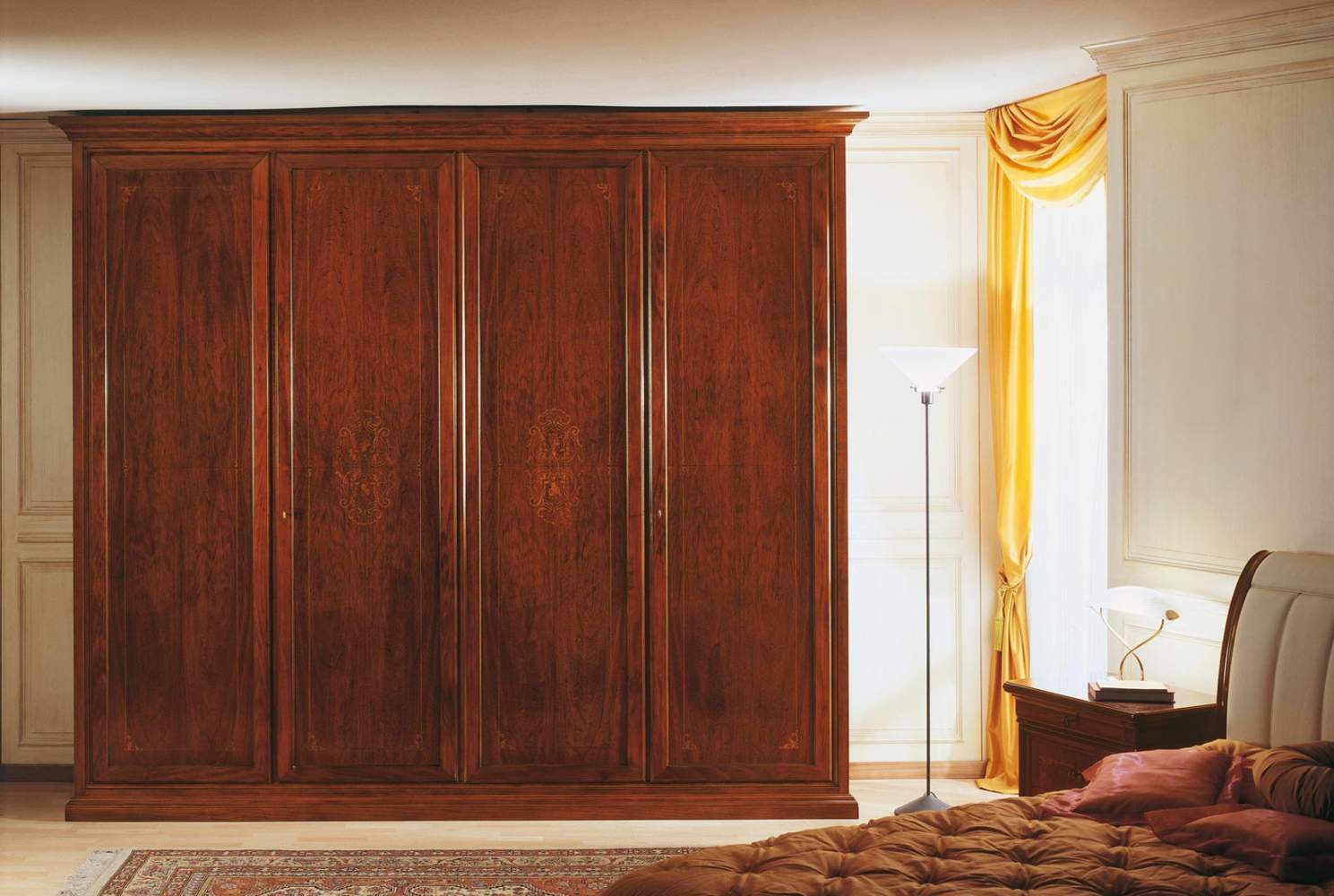 Chambre à coucher XIXe siècle français, armoire marquetée avec deux compartiments