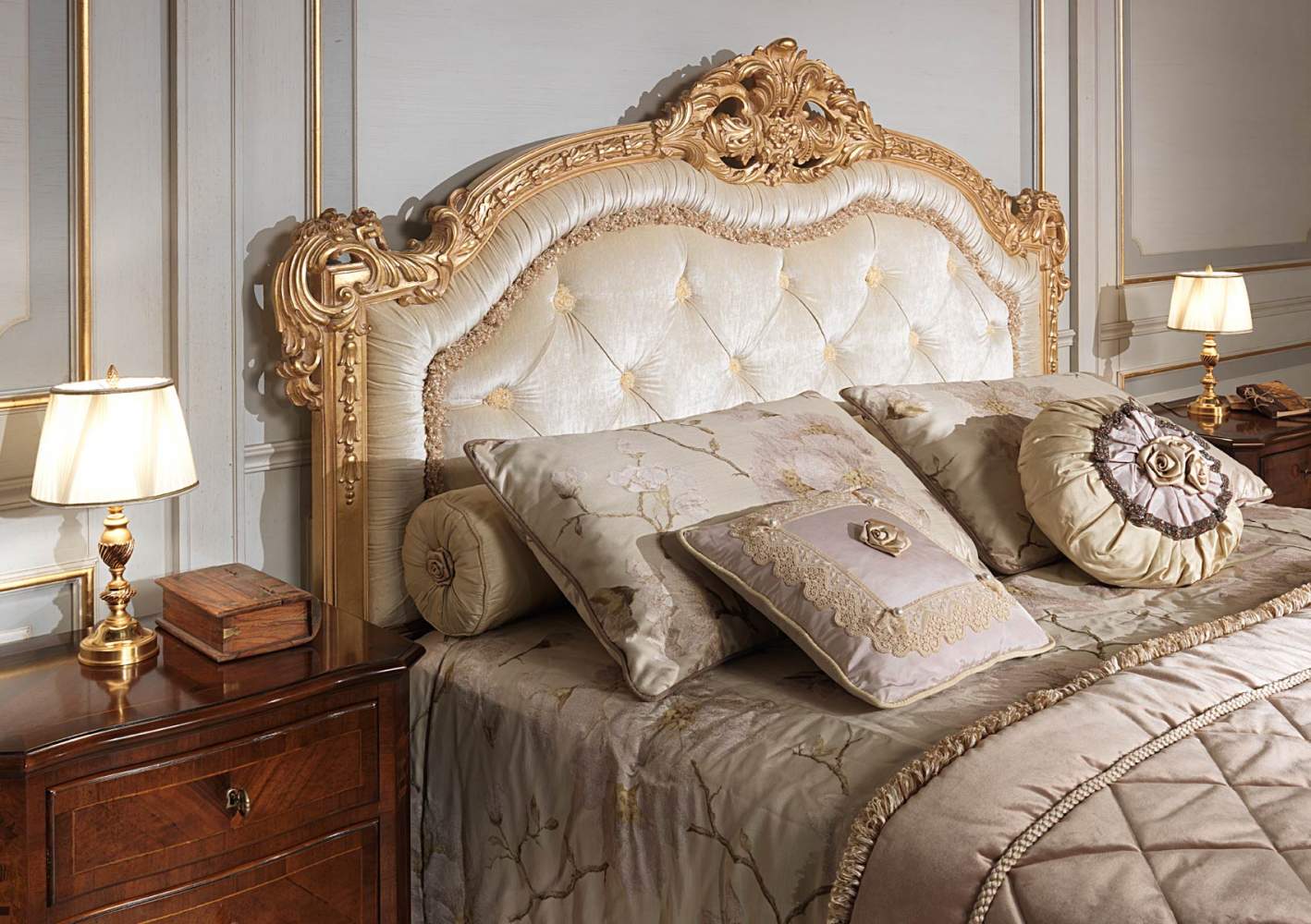 Chambre à coucher classique XIXe siècle français, lit capitonné avec gravures dorées