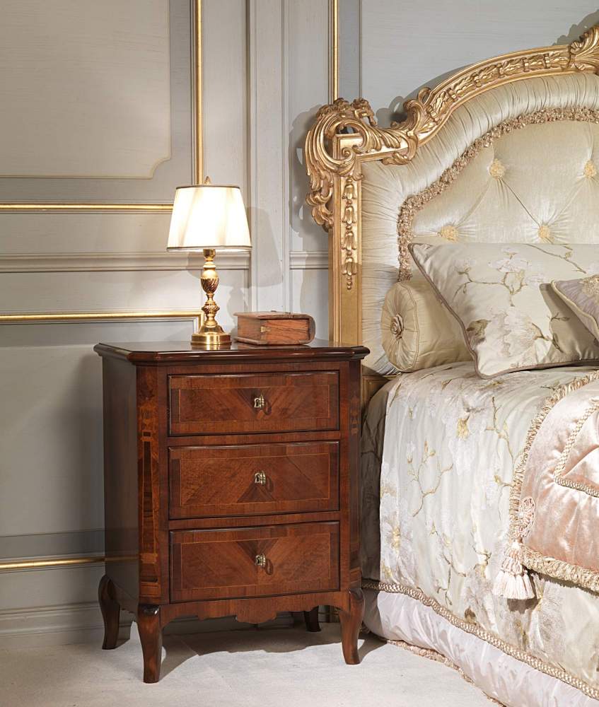 Chambre à coucher classique XIXe siècle français, lit avec tête capitonné et gravures, table de nuit