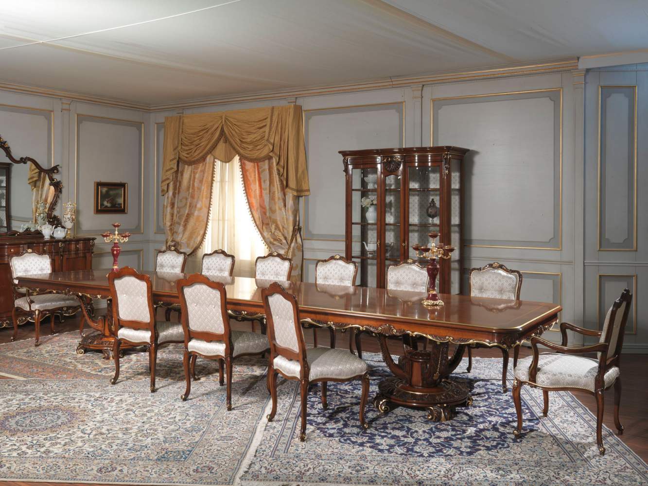 Table à manger style Louis XV, vitrine gravée