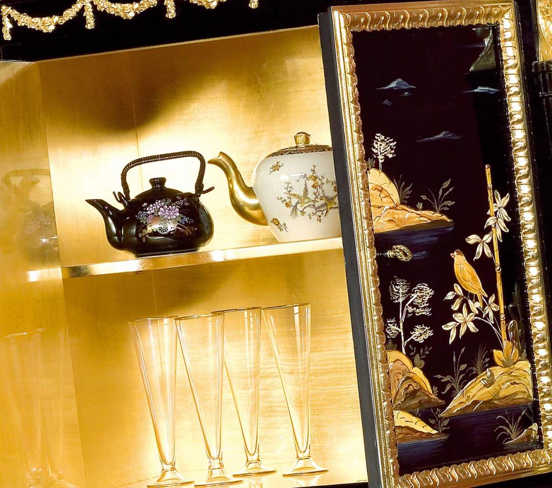 Petit meuble China Louis XV, intérieur doré, détail