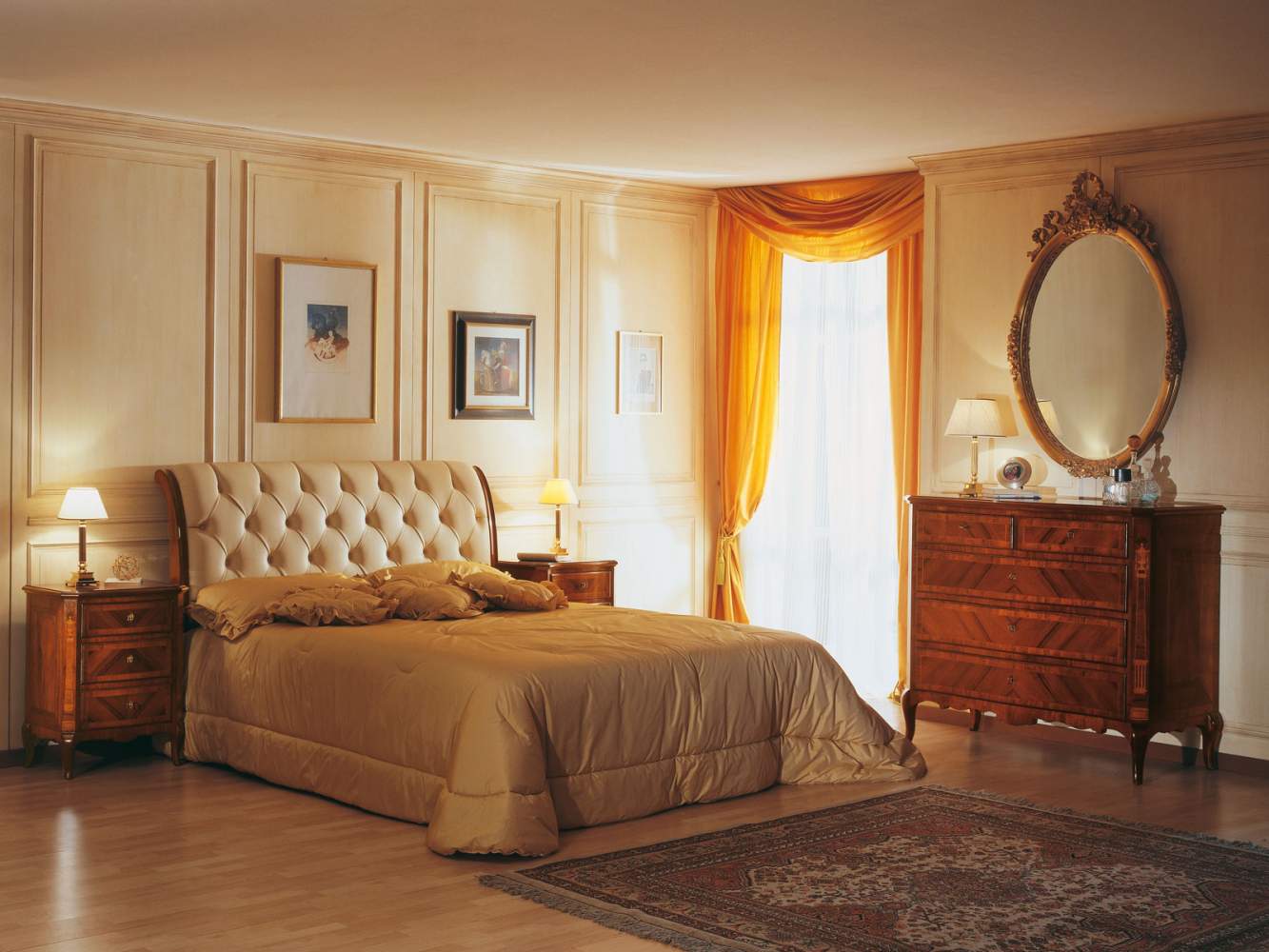 Chambre à coucher XIXe siècle français, lit en cuir capitonné, miroir ovale, commode en noyer