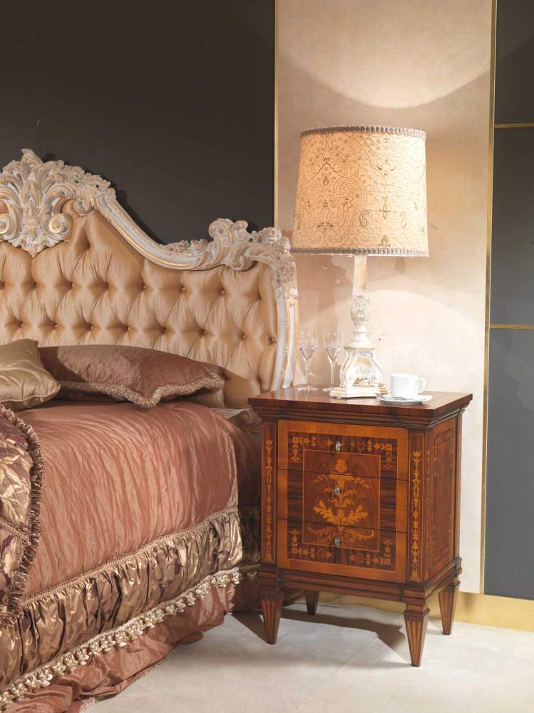 Classic italian bedroom 18th century, night table maggiolini and bed