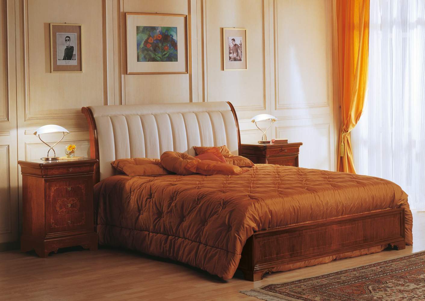 Camera 800 francese realizzata secondo i canoni degli stili classici, in legno di noce intarsiato